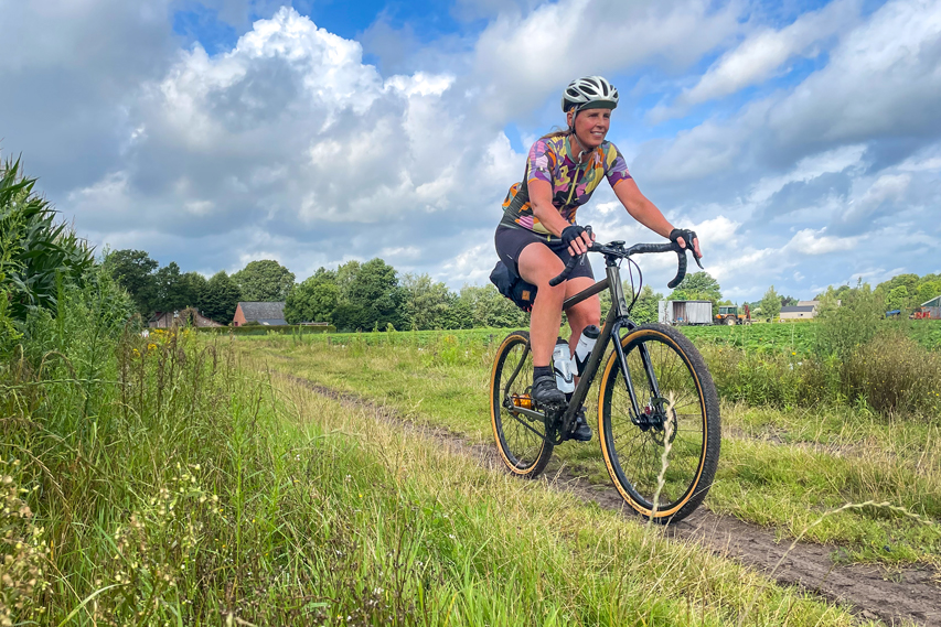 Santos Gravelmaster op gravelpad - Lisette